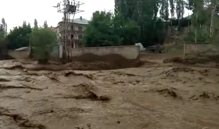 Yüksekova'daki sel paniği kamerada