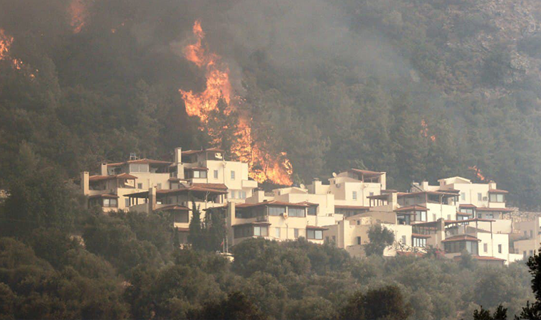 Rüzgar alevleri güçlendirdi: Çökertme'ye kül yağıyor