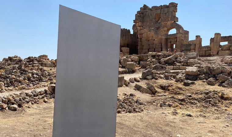 'Gizemli monolit' bu kez tarihi Zerzevan'da ortaya çıktı
