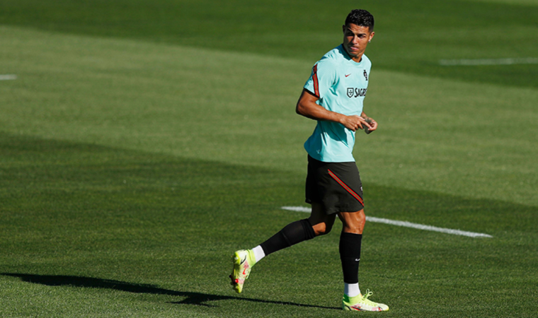 Cristiano Ronaldo, Manchester United'a resmi imzayı attı