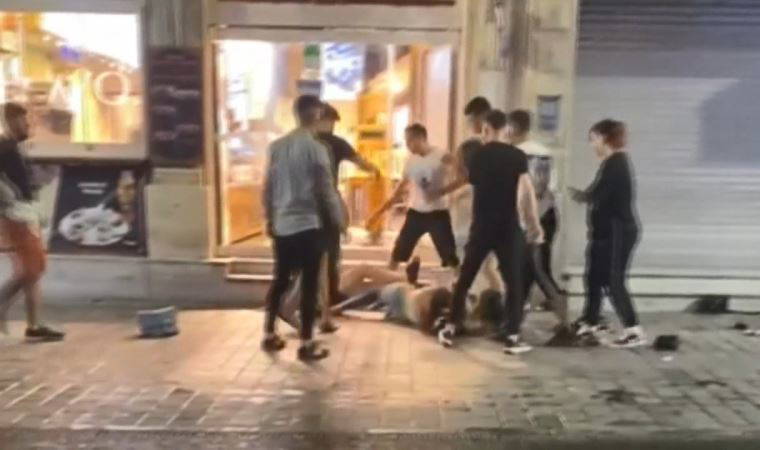 İstiklal Caddesi'nde kadınlar kavga etti; bir erkek yere düşen kadına şiddet uyguladı