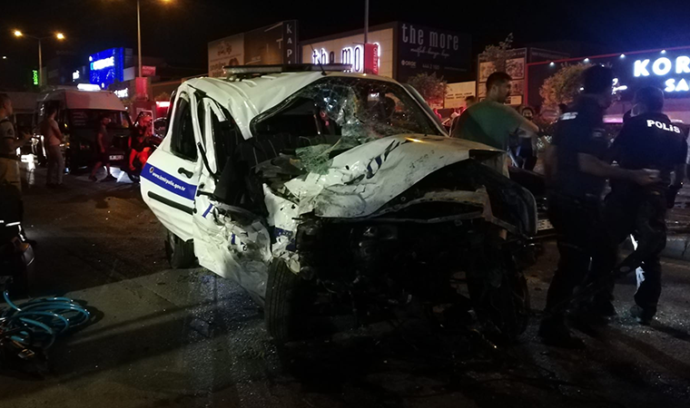 İzmir’de polis aracı ile otomobil çarpıştı: 1 şehit, 1'i polis 4 yaralı