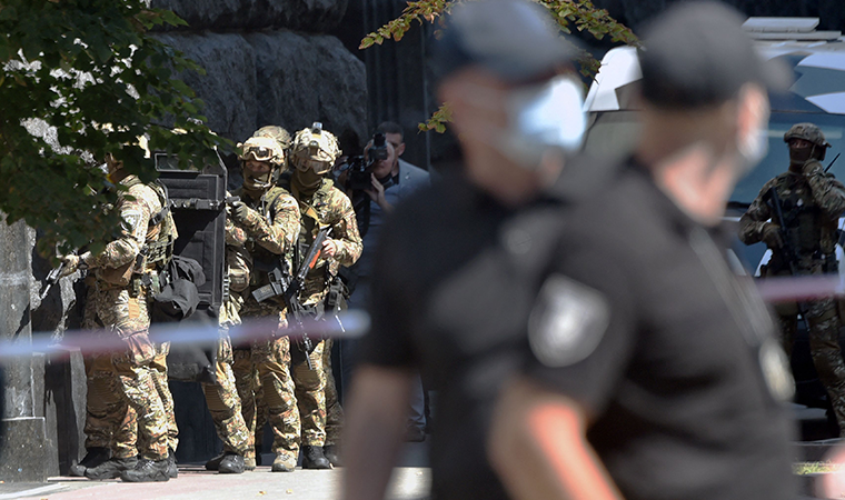 Ukrayna’da Bakanlar Kurulu binasında bombalı eylem paniği
