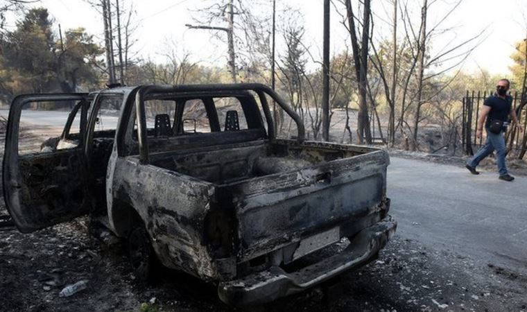 Atina'nın kuzeyindeki yangınlarda onlarca ev ve araç alevler içinde kaldı