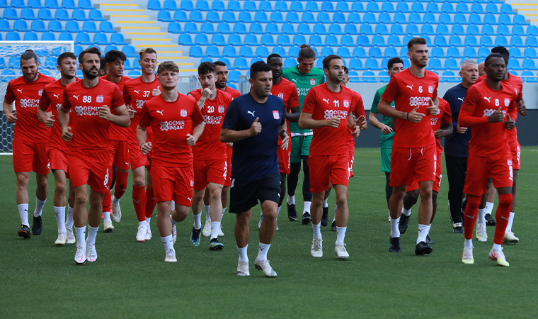 Sivasspor'da Rıza Çalımbay ve Olarenwaju Kayode, Dinamo Batumi maçı öncesi açıklamalarda bulundu