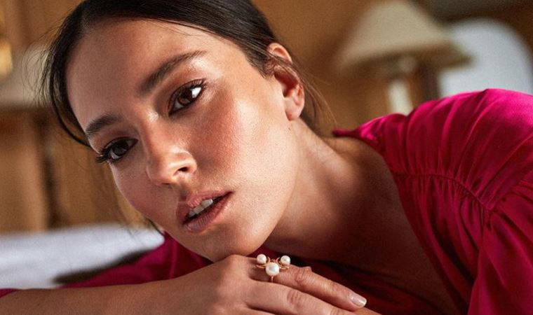 Oyuncu Pelin Akil'den 'kadın cinayetleri' tepkisi: 'Oğlunuza sahip çıkın oğlunuza!'