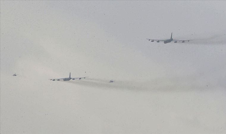 Afganistan'da ABD B-52 bombardıman uçakları, ilerleyen Taliban mevzilerini vurdu