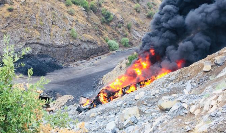Kayganlaşan yolda kaza yapan TIR yanarak kül oldu