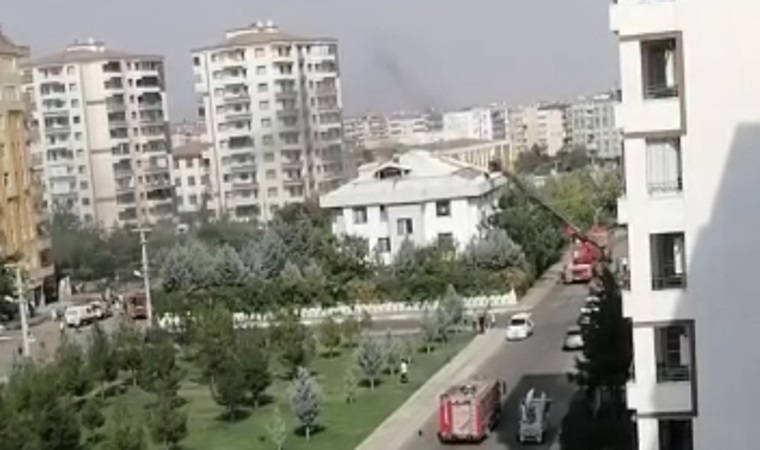 Diyarbakır'da Kuran kursu binasının çatısında yangın