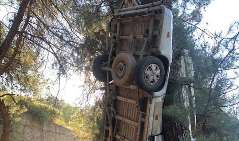 Servis minibüsü şarampole yuvarlandı, çok sayıda ölü var