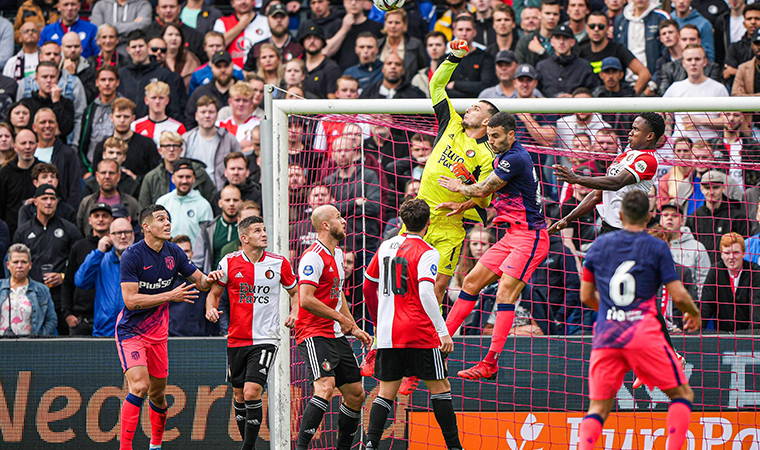 Hazırlık maçında karşılaşan Feyenoord ile Atletico Madrid oyuncuları sahada birbirine girdi