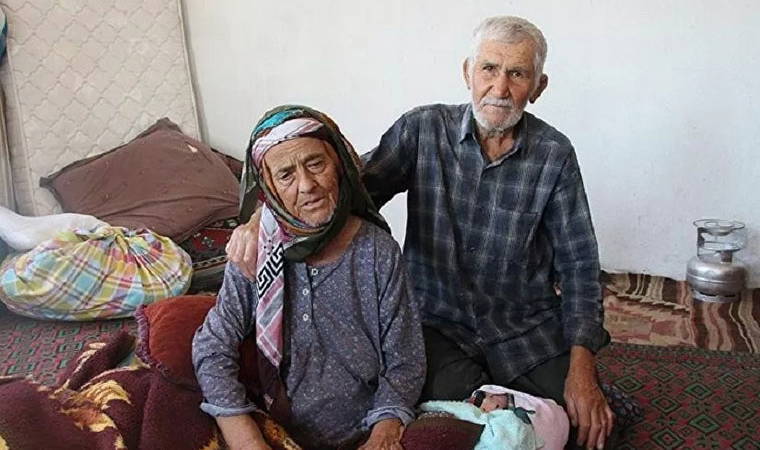 Yangında felçli eşini sürükleyerek kapı önüne kadar çıkarabildi