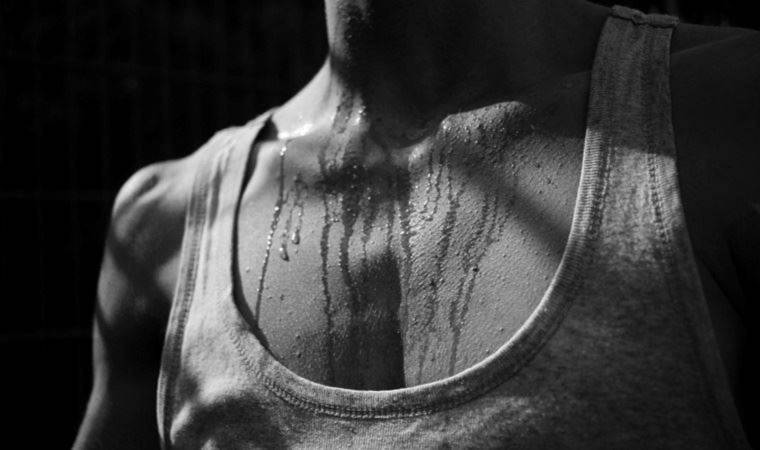 Aşırı terlemek farklı hastalıkların habercisi olabilir