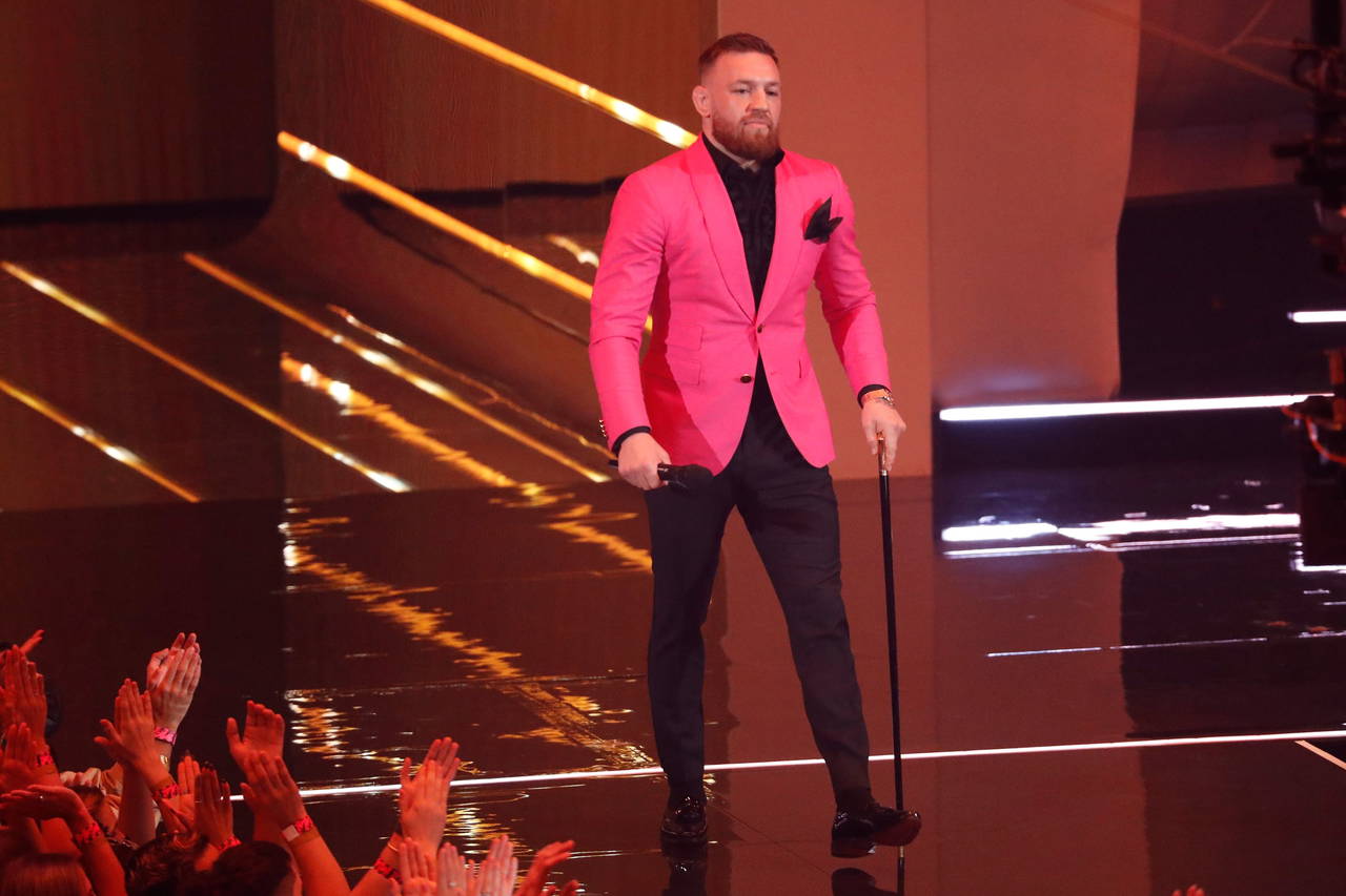 Ünlü dövüşçü Conor McGregor, ödül törenini birbirine kattı