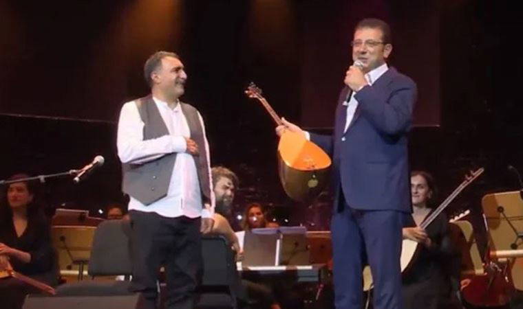 Sanatçı Erdal Erzincan bağlamasını İmamoğlu'na hediye etti