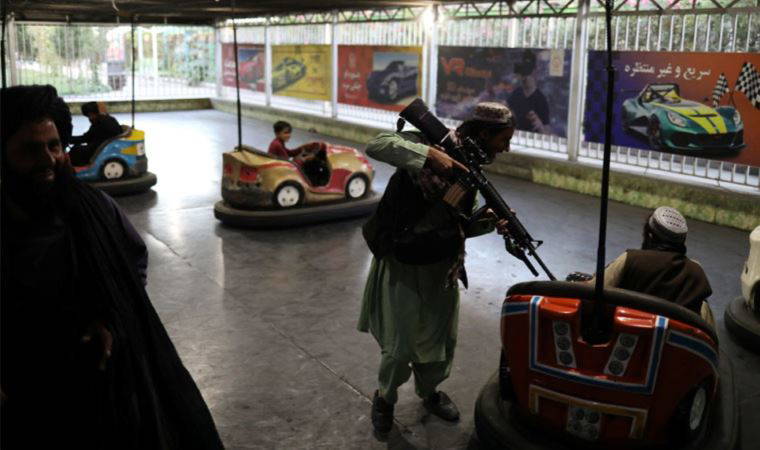 Taliban, Kabil'deki lunaparkta çarpışan arabalara bindi