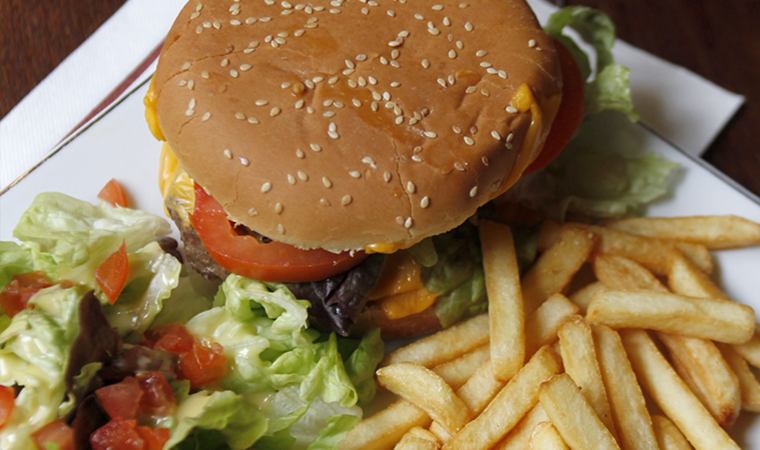 Bolivya'da bir kadının hamburgerinden insan parmağı çıktı