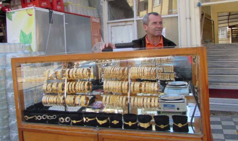 Simit satar gibi altın bilezik satıyor: 40 yıllık seyyar kuyumcu görenleri şaşırtıyor