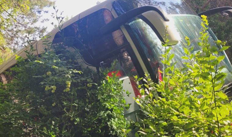 35 yolcusu bulunan otobüs, uçurumun kenarında asılı kaldı