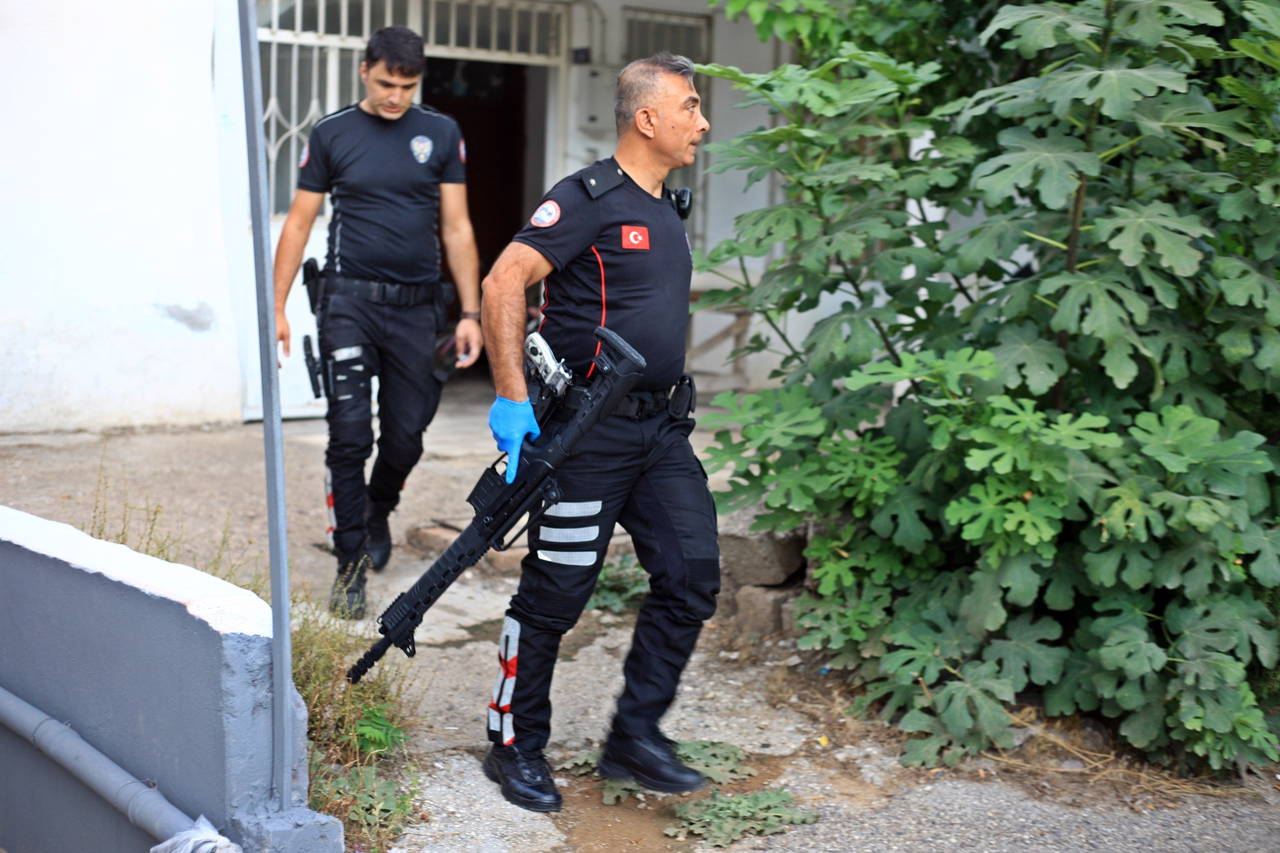 Eşiyle tartıştı, sokağa çıkıp havaya 7 el ateş açtı