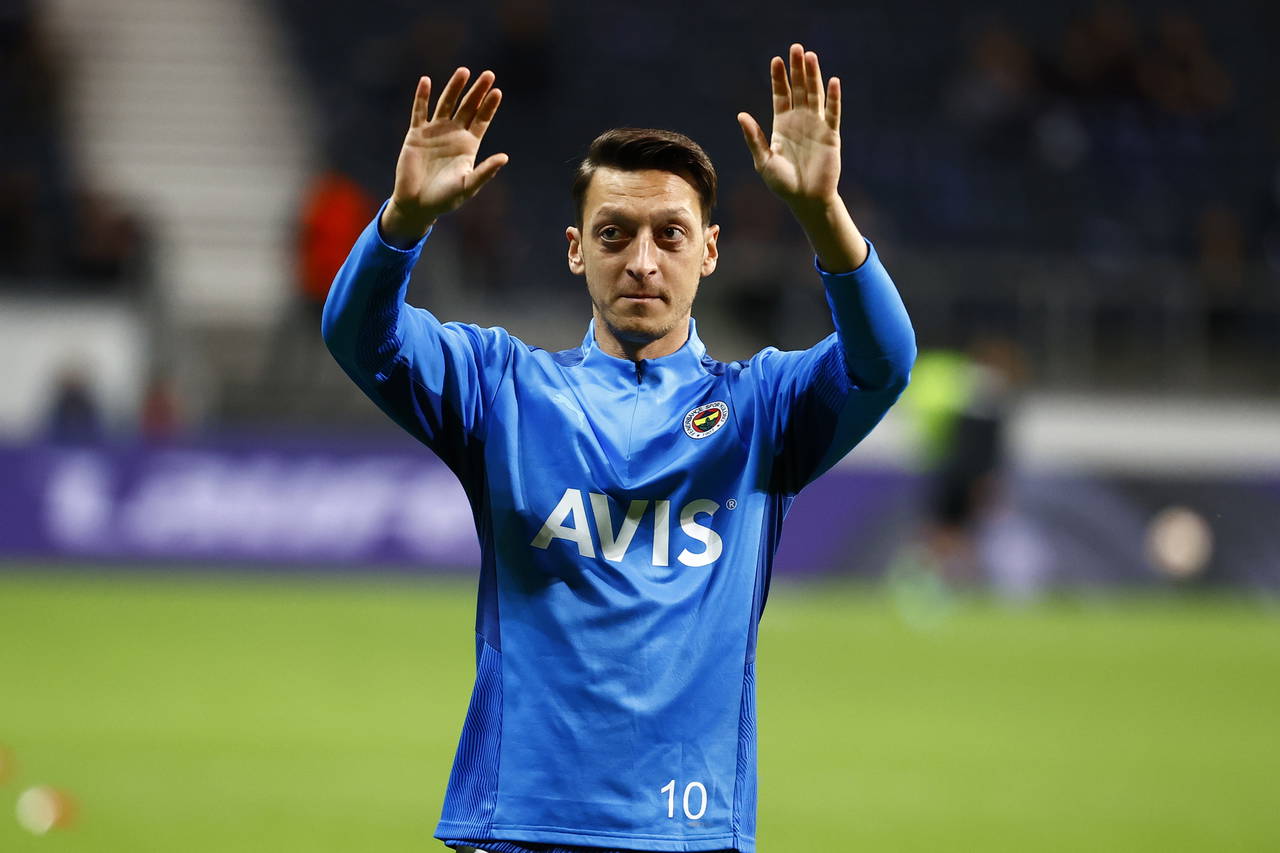 Eintracht Frankfurt tribünü Mesut Özil'e yabancı madde attı