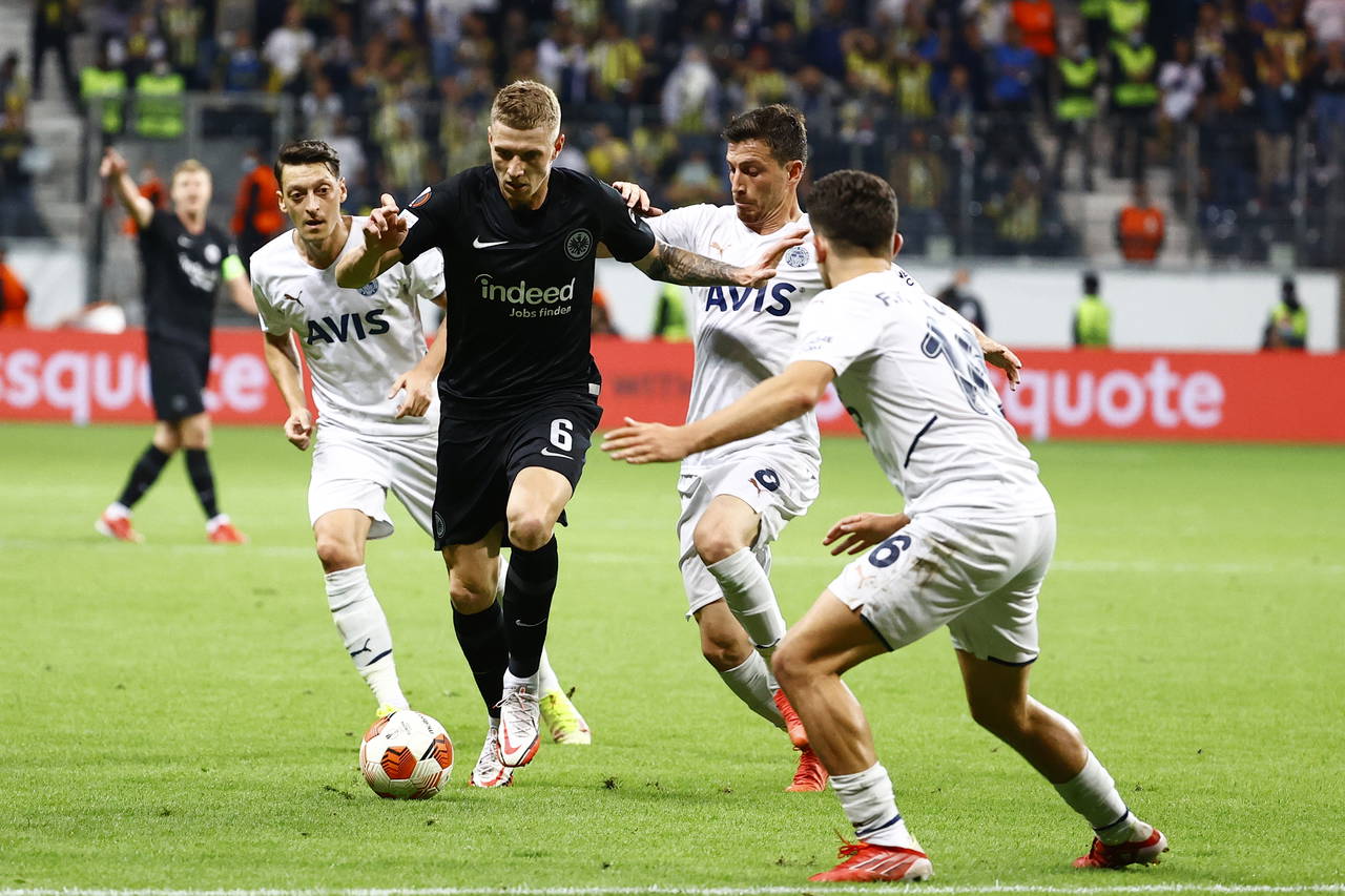 Eintracht Frankfurt tribünü Mesut Özil'e yabancı madde attı