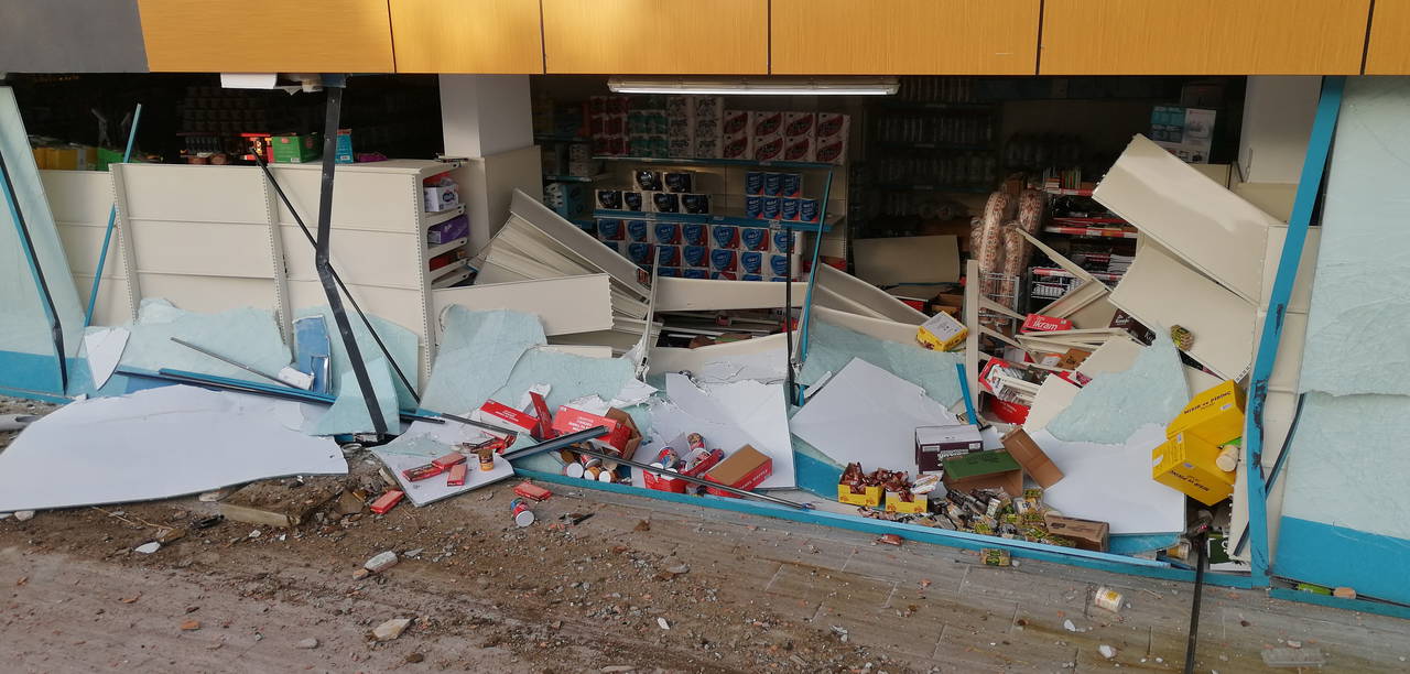 Beylikdüzü'nde otomobiliyle markete girdi