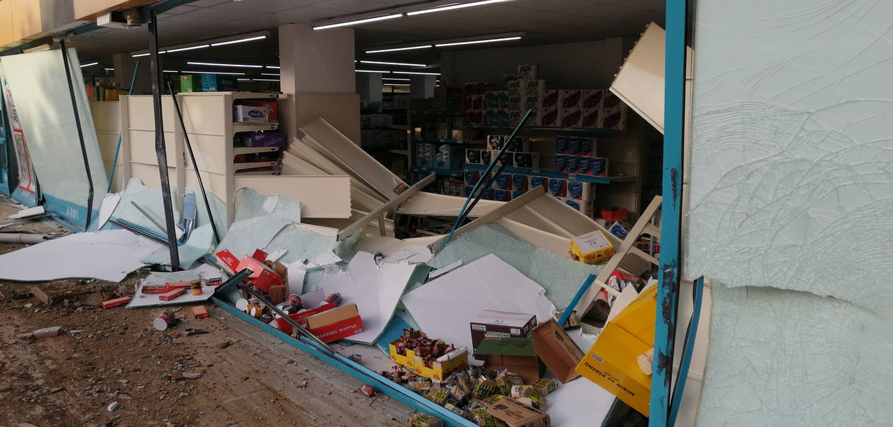 Beylikdüzü'nde otomobiliyle markete girdi