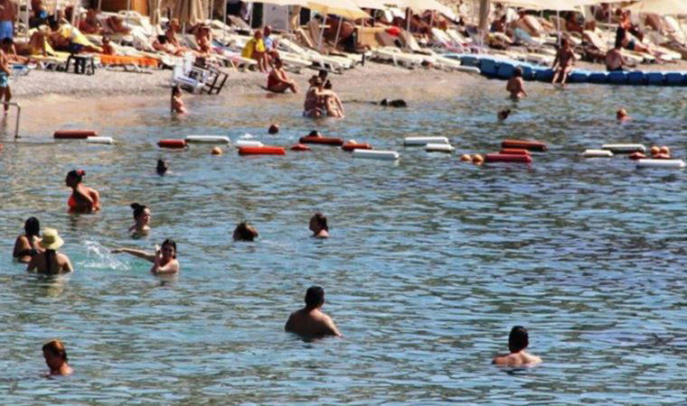 Sıcaklık 35 dereceyi buldu, yurttaşlar eylül ayında denize koştu