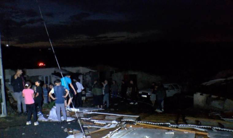 İstanbul'da fırtına ve dolu: Çatılar uçtu, ağaçlar devrildi, 1 kişi yaralandı