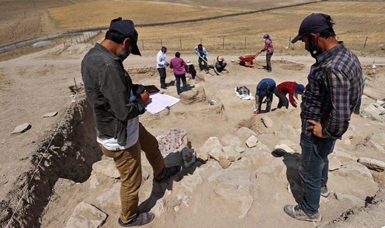 Çavuştepe Kalesi'nde yeni mezar tipi ortaya çıkarıldı