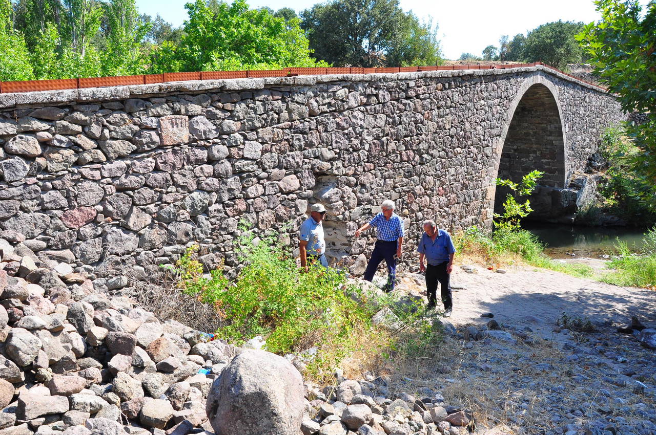 Define hayaliyle taş köprüyü tahrip ettiler