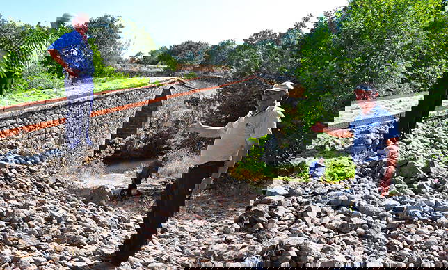 Define hayaliyle taş köprüyü tahrip ettiler