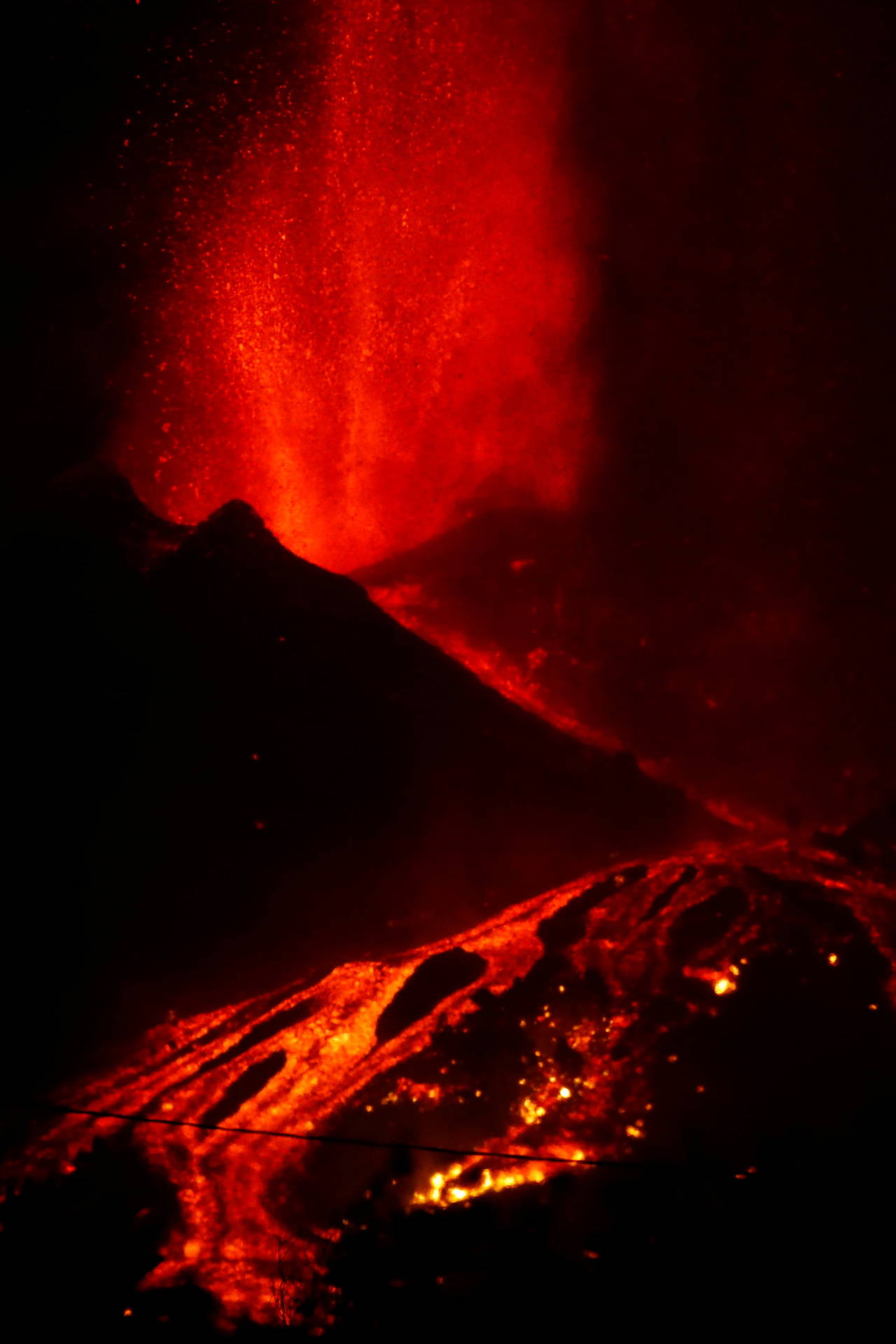Kanarya Adaları'nda faaliyete geçen yanardağdan dolayı bölgedeki 5 bin kişi tahliye ediliyor