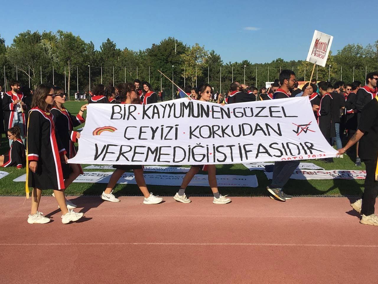 ODTÜ mezuniyet törenine pankartlar damga vurdu!