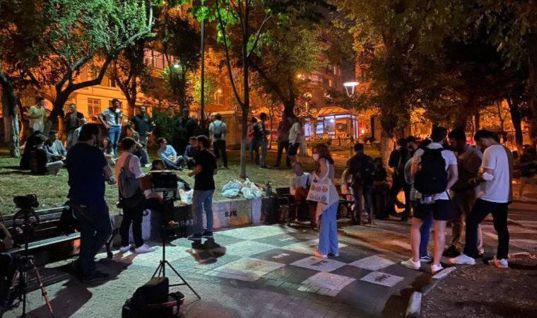 Artan kira ve yurt ücretleri nedeniyle 'Barınamıyoruz' diyen gençler, bu geceyi de sokakta geçirecek
