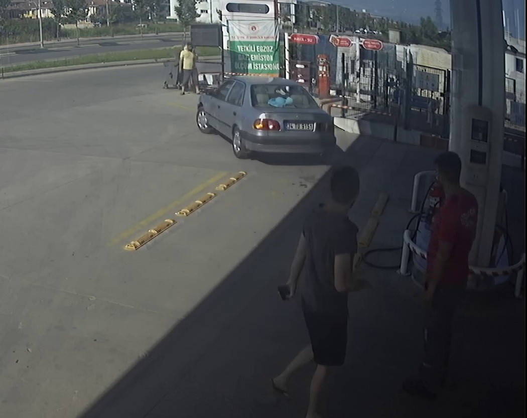 Akaryakıt istasyonunda otomobilinden yaka paça dışarıya atıldı