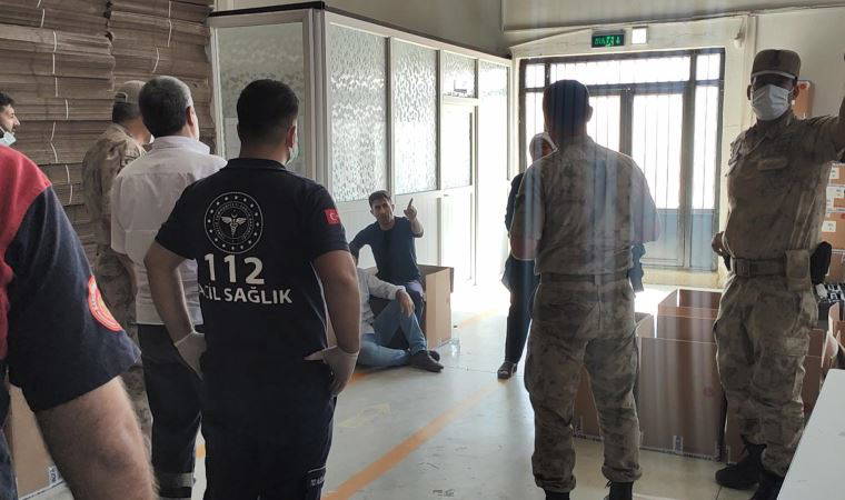 Fabrikada işten çıkarılan 2 işçi, güvenlik görevlisini bıçak ve satırla rehin aldı