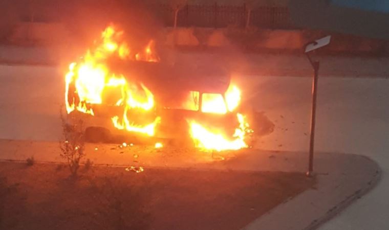 Hastane bahçesindeki minibüste yangın çıktı, son anda kurtuldular