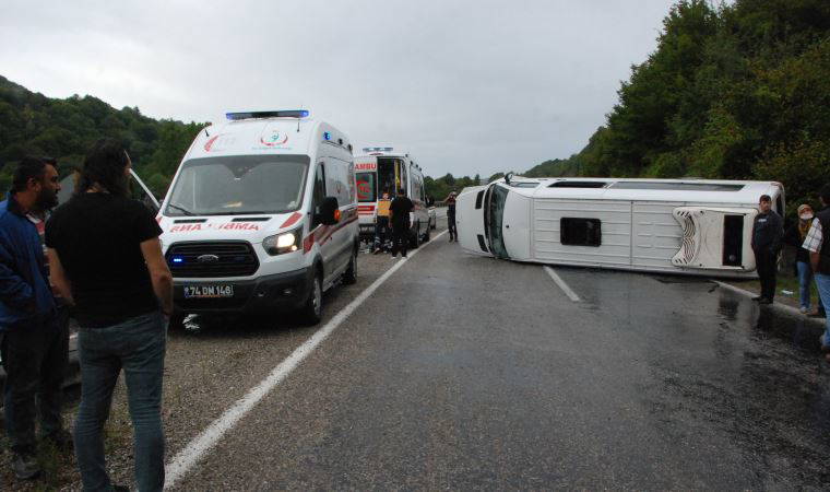 Bartın'da maden işçilerinin minibüsü devrildi: 11 yaralı