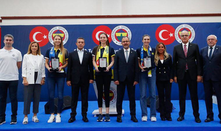 Bakan Kasapoğlu, Fenerbahçe Kulübü'nün olimpik sporcularla buluşma etkinliğine katıldı