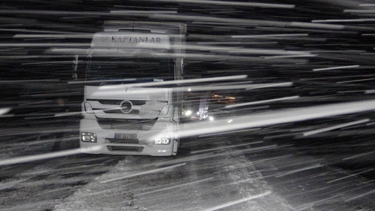 Kış erken geldi! Kar ve tipi bastırdı, yolda kaldılar