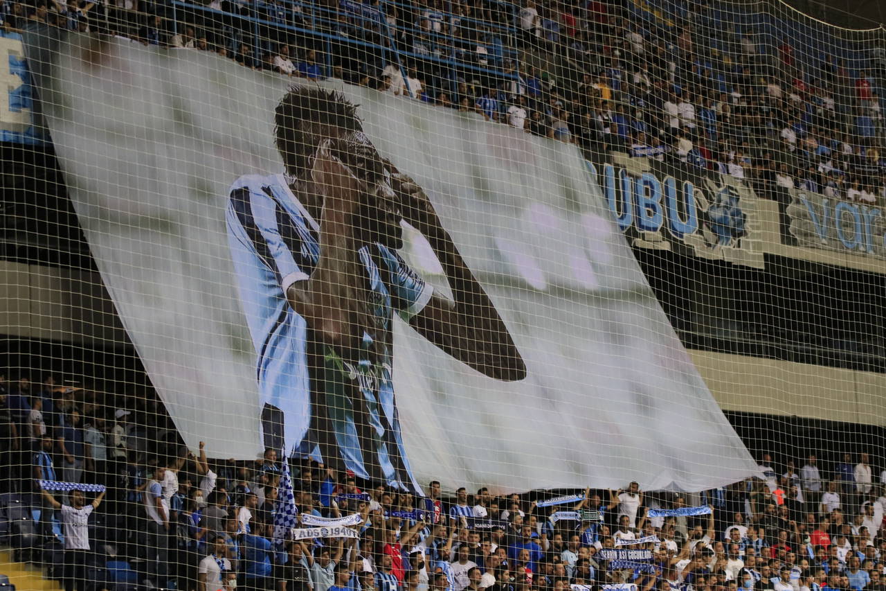 Adana Demirspor taraftarı, Balotelli pankartı astı