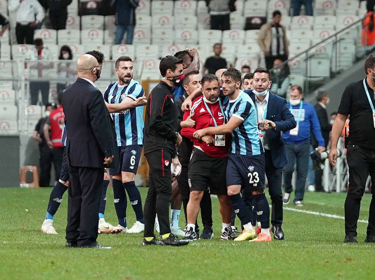 Adana Demirspor taraftarı, Balotelli pankartı astı