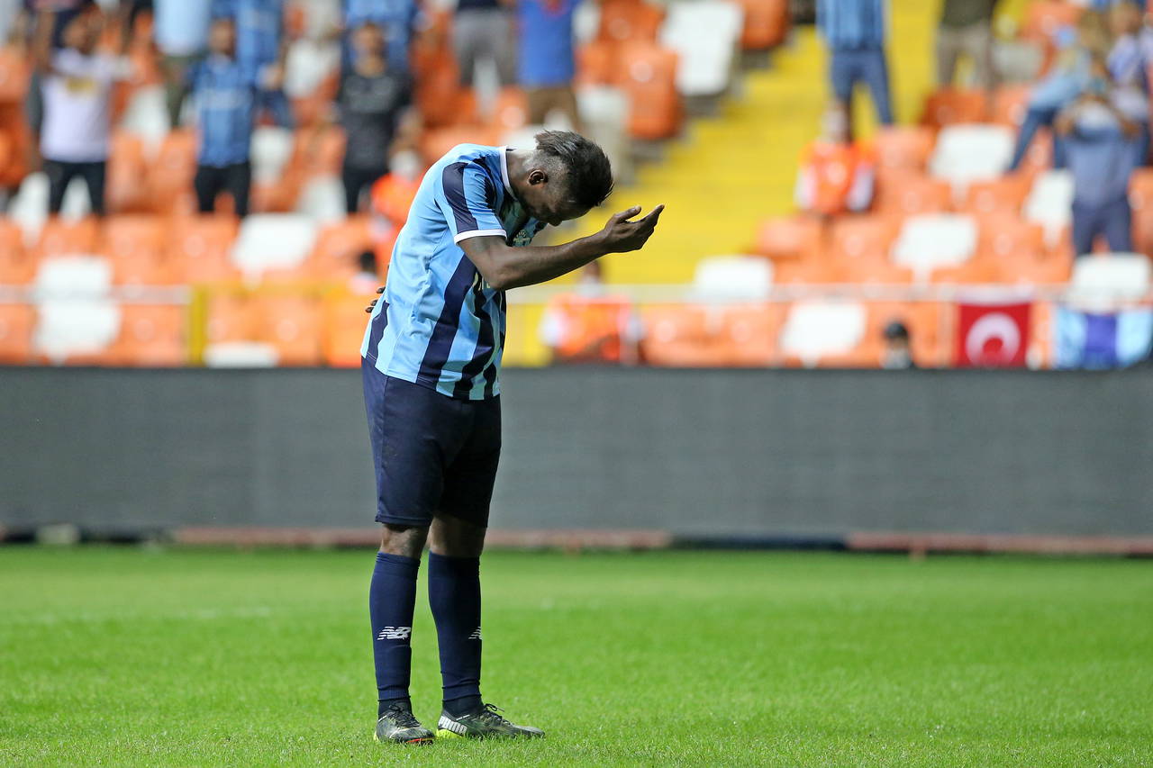 Adana Demirspor taraftarı, Balotelli pankartı astı