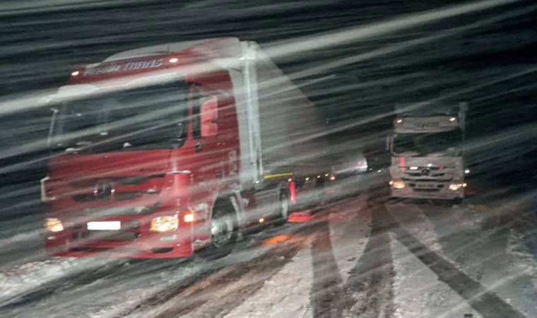 Kış erken geldi! Kar ve tipi bastırdı, yolda kaldılar