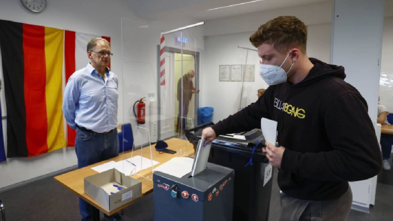 Almanya seçimlerinden ilk sonuçlar