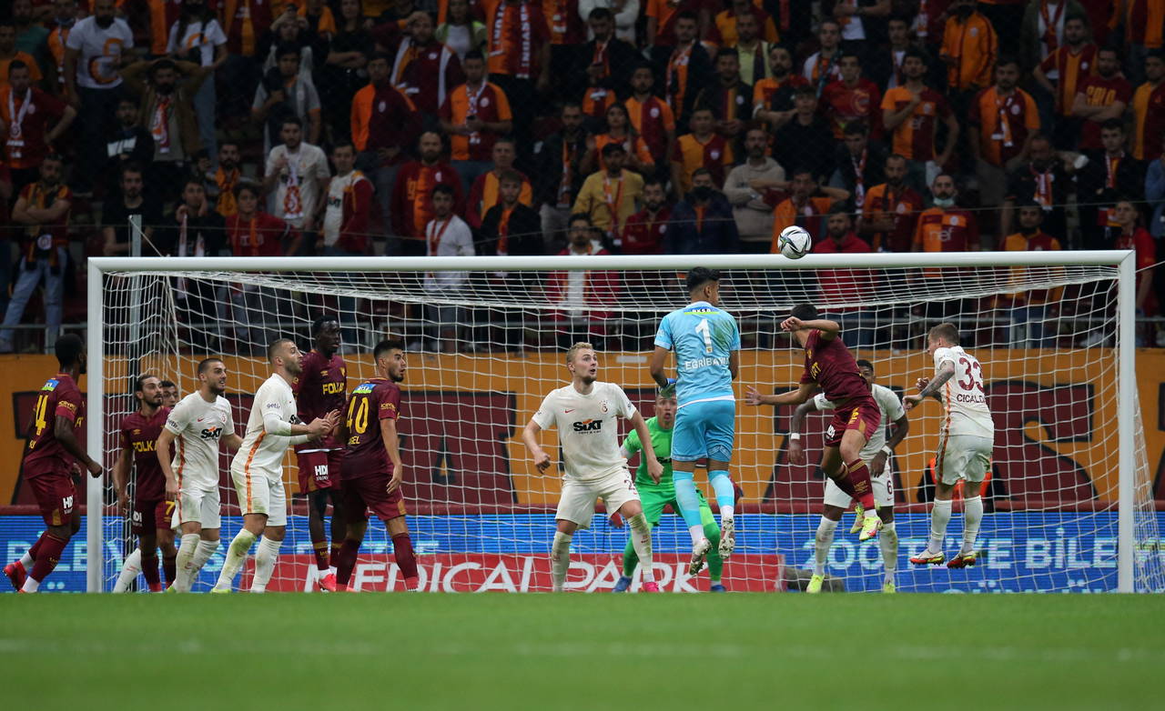 Galatasaray maçının ardından kaleci İrfan Can, gözyaşlarına hakim olamadı