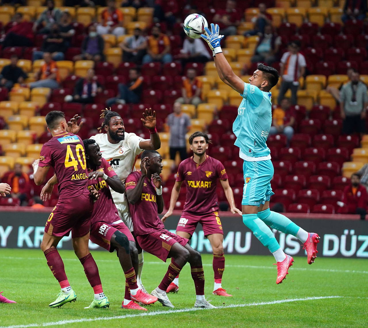 Galatasaray maçının ardından kaleci İrfan Can, gözyaşlarına hakim olamadı