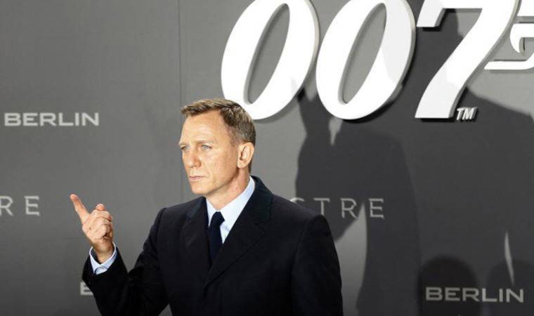İngiliz Kraliyet Donanması, James Bond'u canlandıran Daniel Craig'e 'Komutan' rütbesi verdi